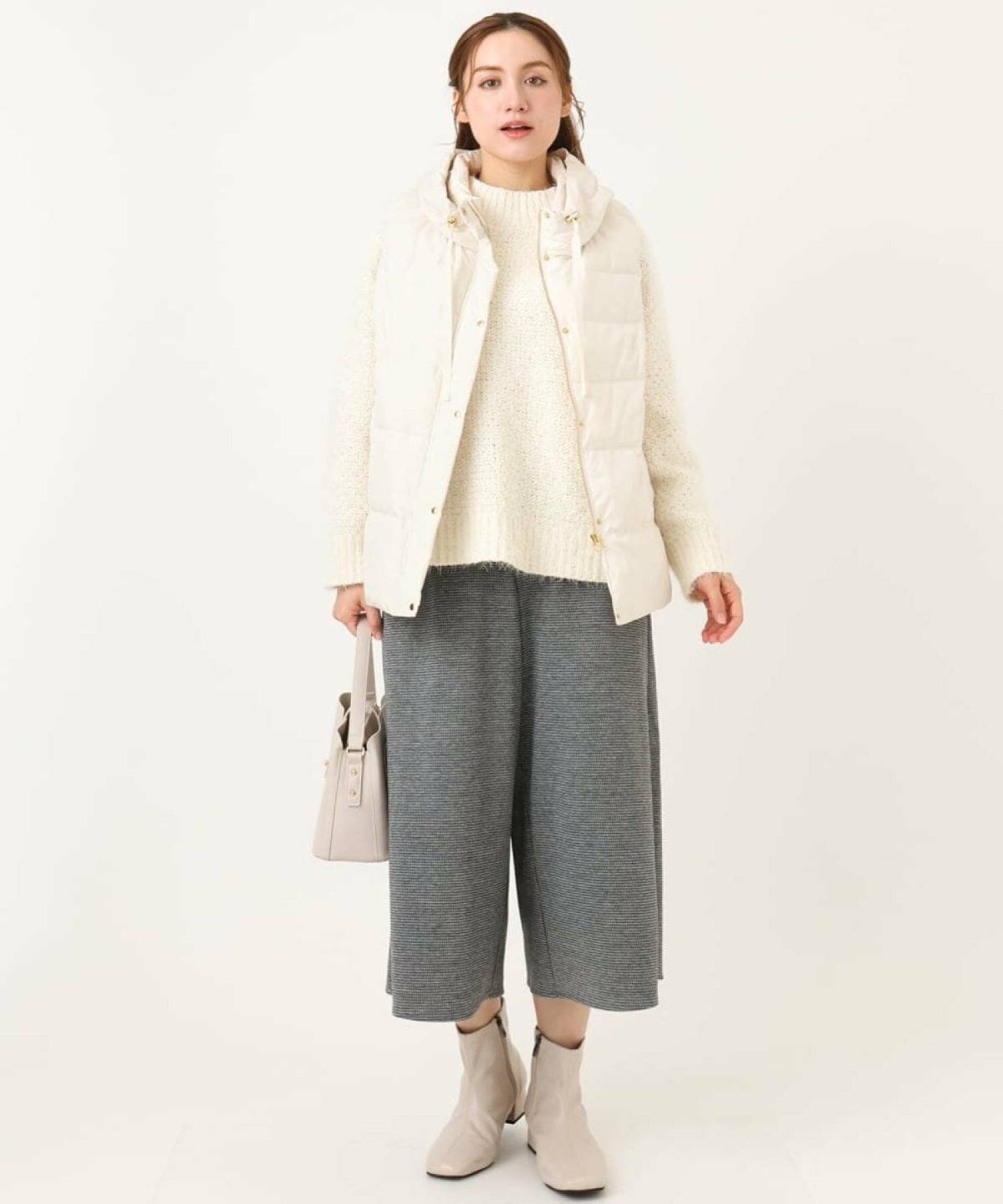 ダウンベストのレディースコーデ ガウチョパンツ 白ベスト