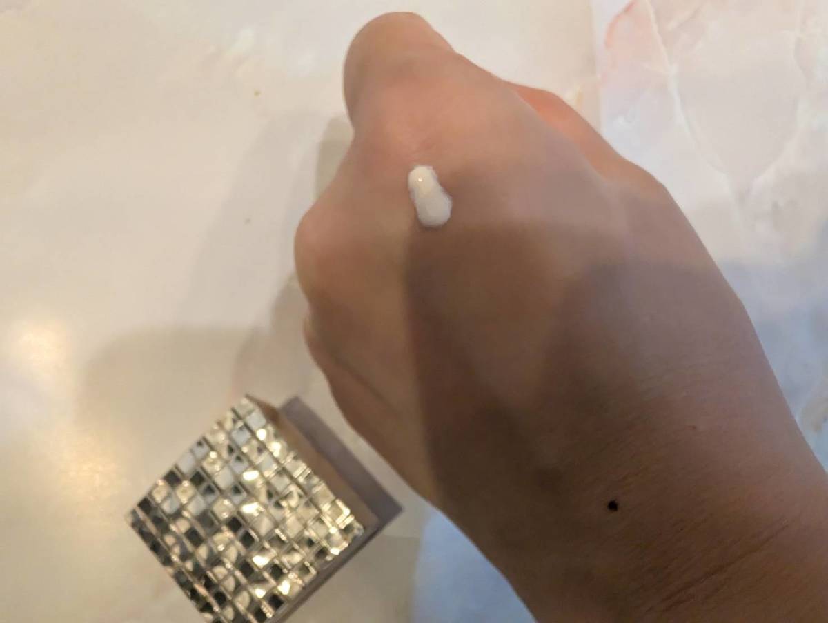 ドラマティックスキンセンサーベース NEOを手に塗ったところ