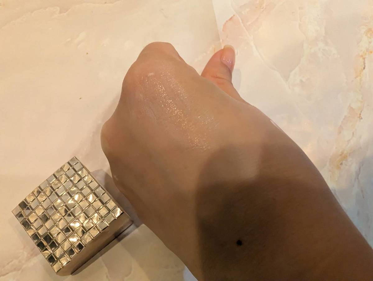 ドラマティックスキンセンサーベース NEOを手に塗ったところ