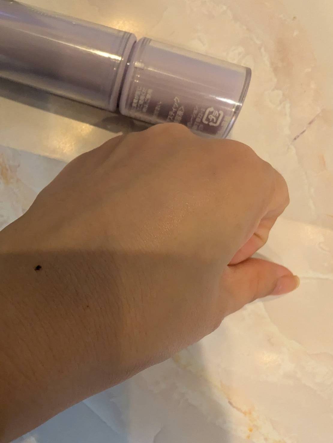 illuNのCollagen moisture core stickを手に塗ったところ