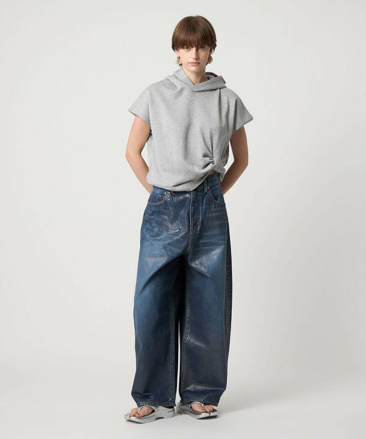 40代のグレーパーカーコーデ 半袖 デニムパンツ