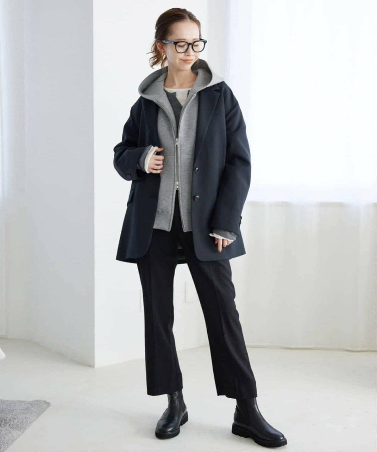 40代のグレーパーカーコーデ テーラードコート レイヤード 重ね着