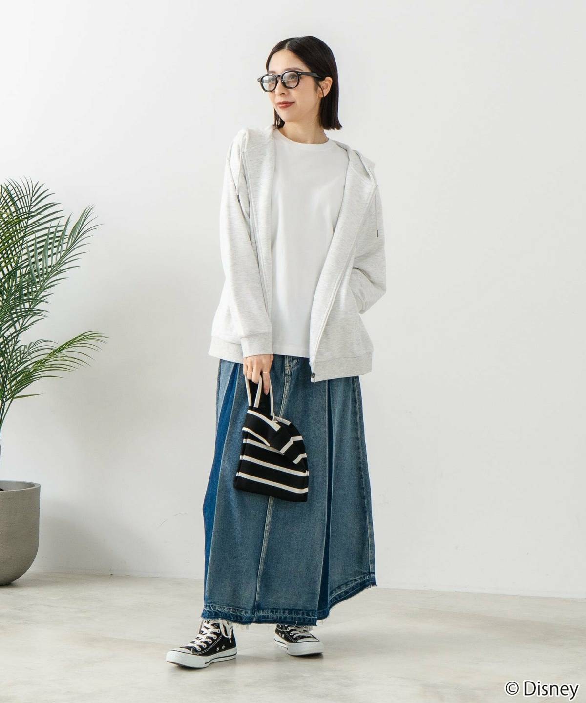 40代のグレーパーカーコーデ デニムスカート 白Tシャツ