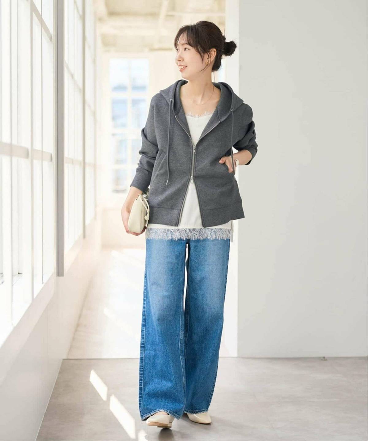 40代のグレーパーカーコーデ レーストップス デニム