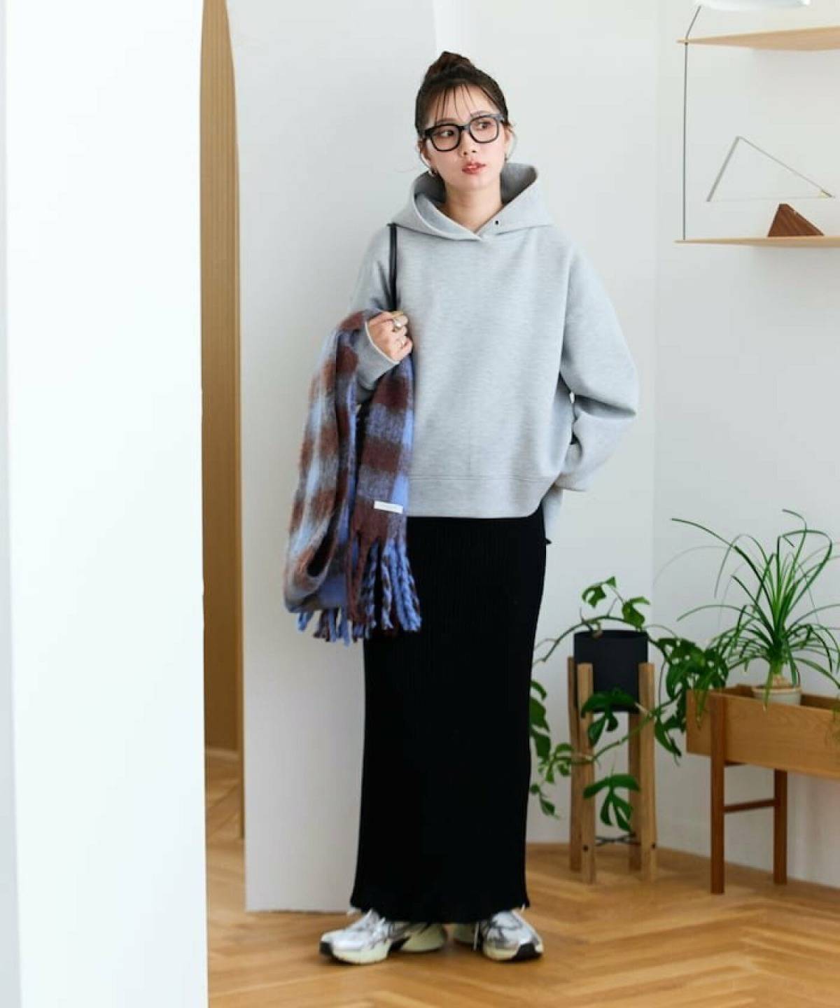 40代のグレーパーカーコーデ ロングスカート スニーカー