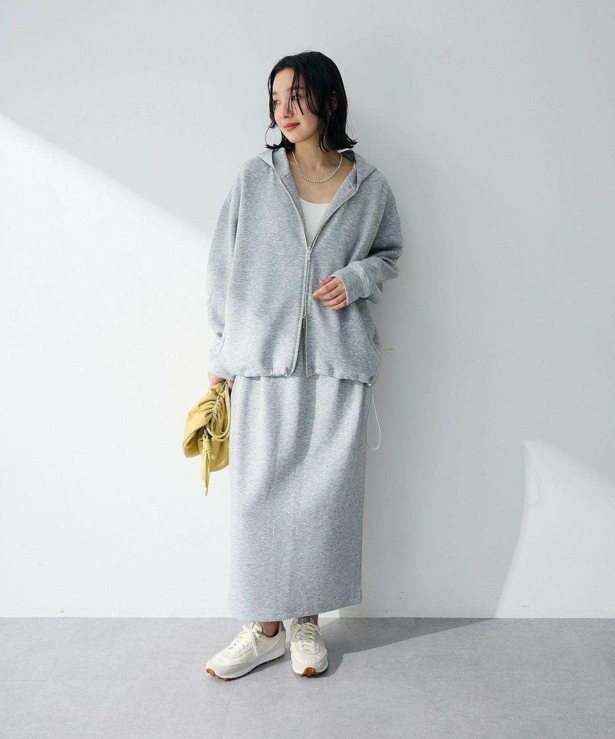 40代のグレーパーカーコーデ セットアップ