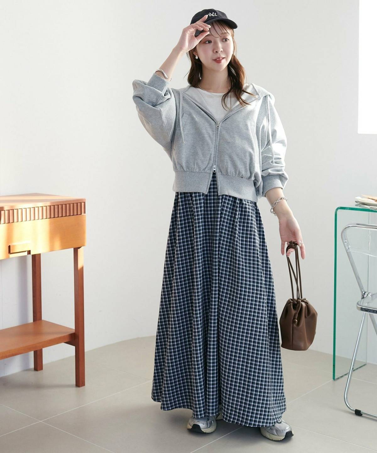 40代のグレーパーカーコーデ キャミワンピ