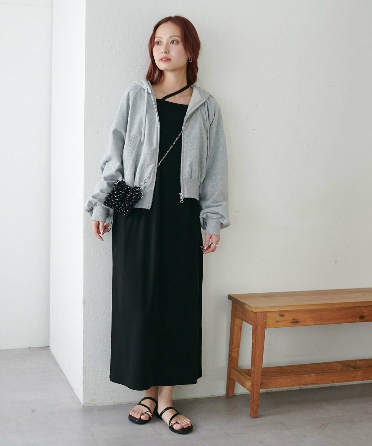 40代のグレーパーカーコーデ 黒ワンピース