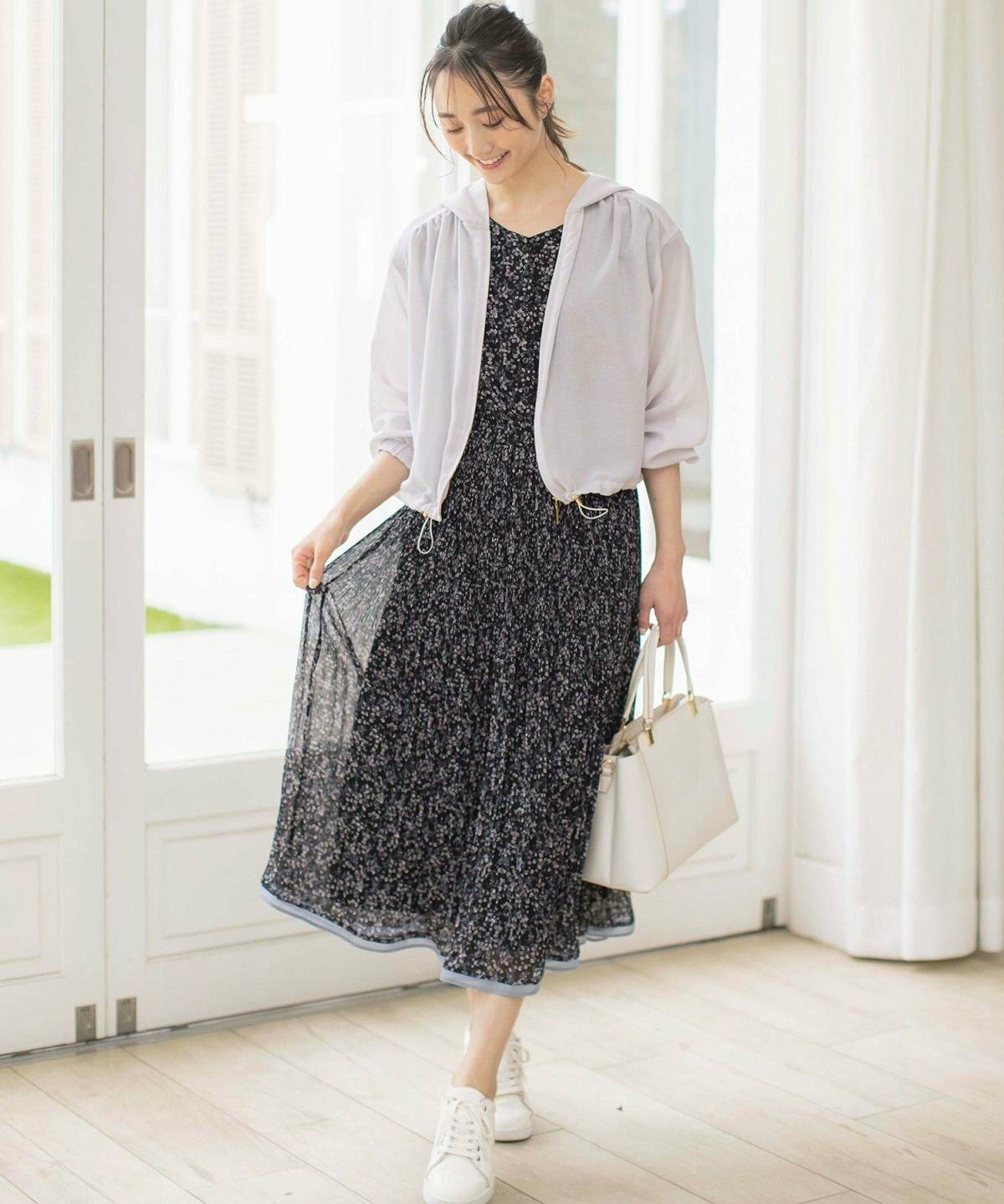 40代のグレーパーカーコーデ 花柄ワンピース