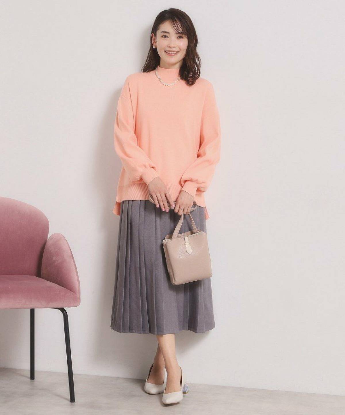 オレンジニットの秋冬コーデ プリーツスカート