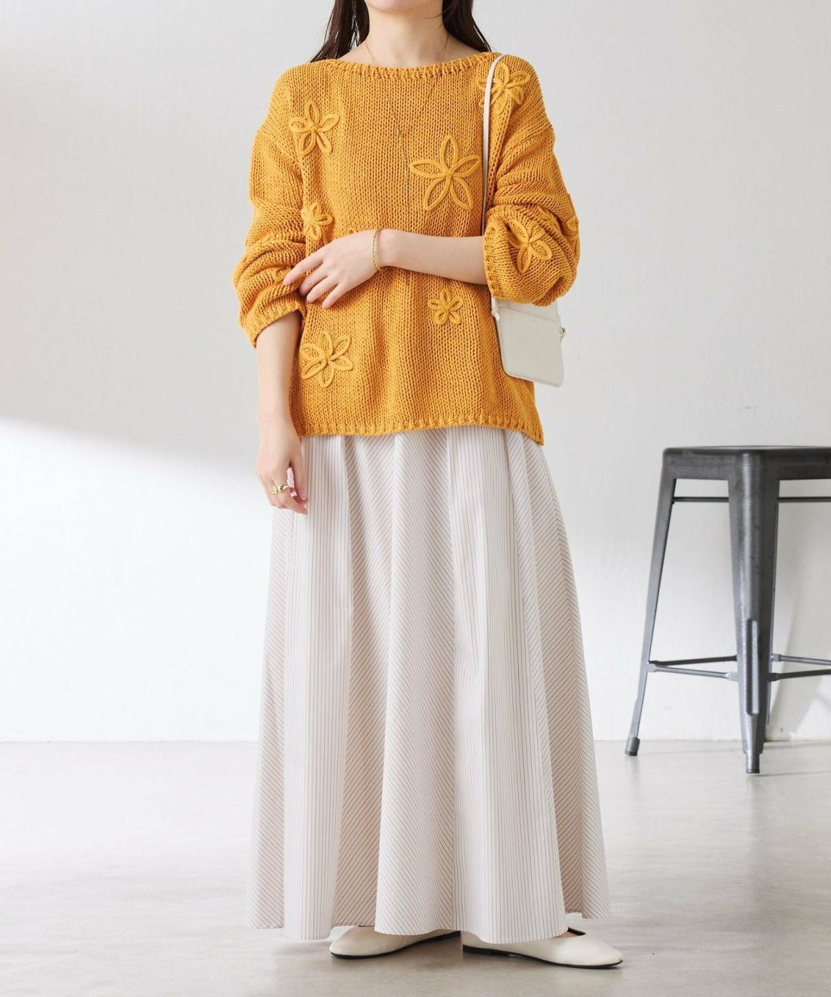 オレンジニットの秋冬コーデ ロングスカートコーデ