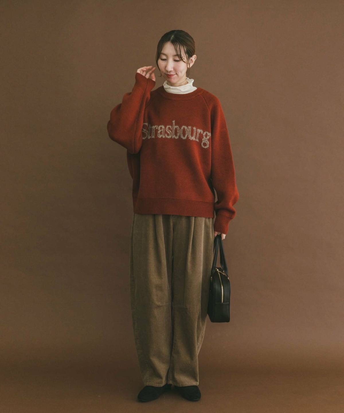 オレンジニットの秋冬コーデ キャメルパンツ