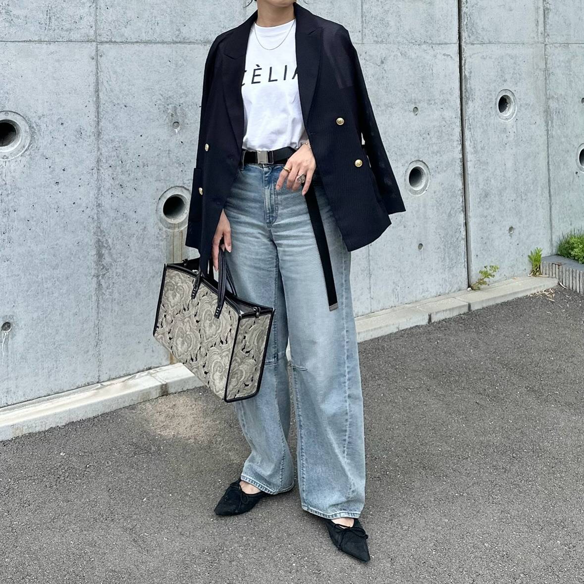 ロゴTシャツ×ジャケット肩掛け