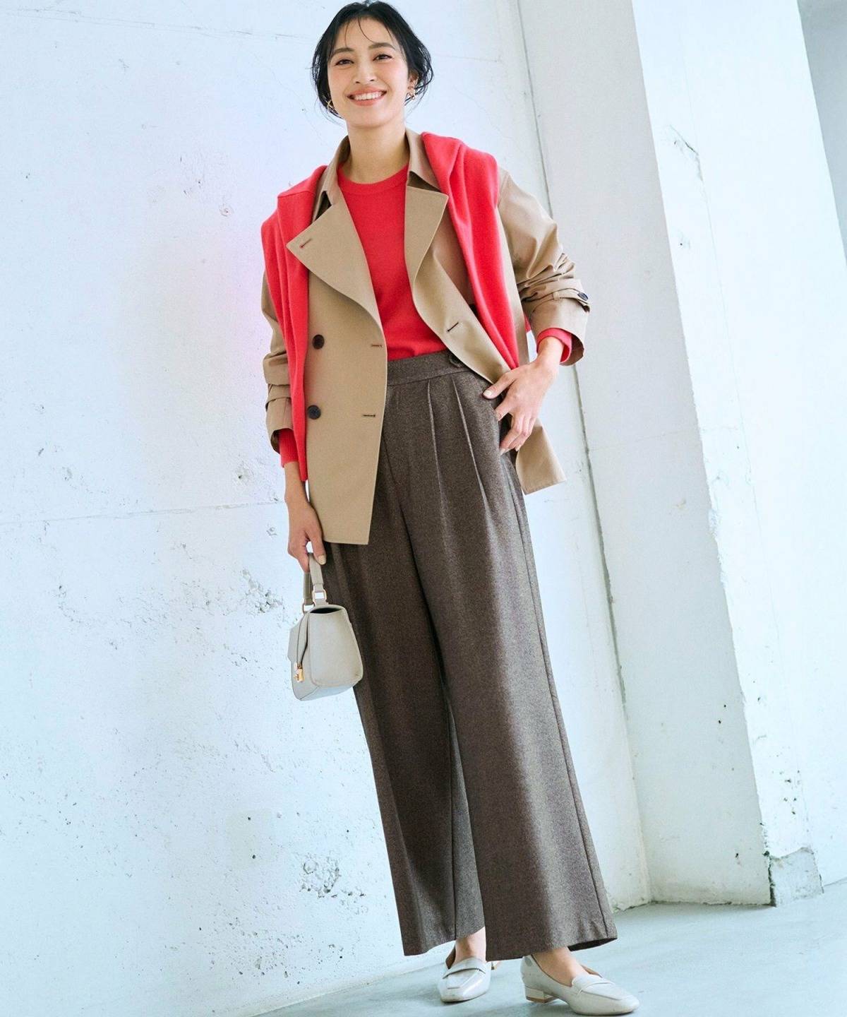 オレンジニットの秋冬コーデ オレンジニットの肩掛けコーデ