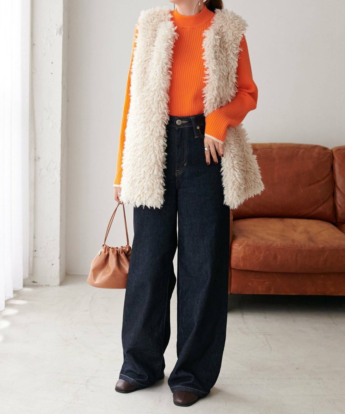 オレンジニットの秋冬コーデ ファーベストコーデ
