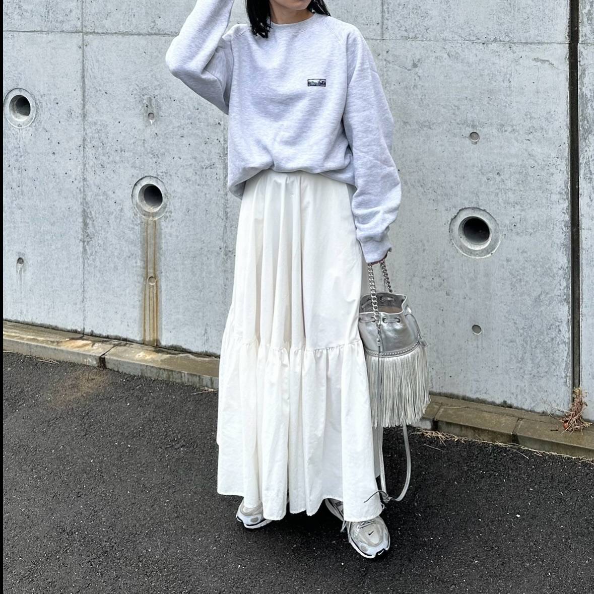 ライトグレー×白の淡色コーデ