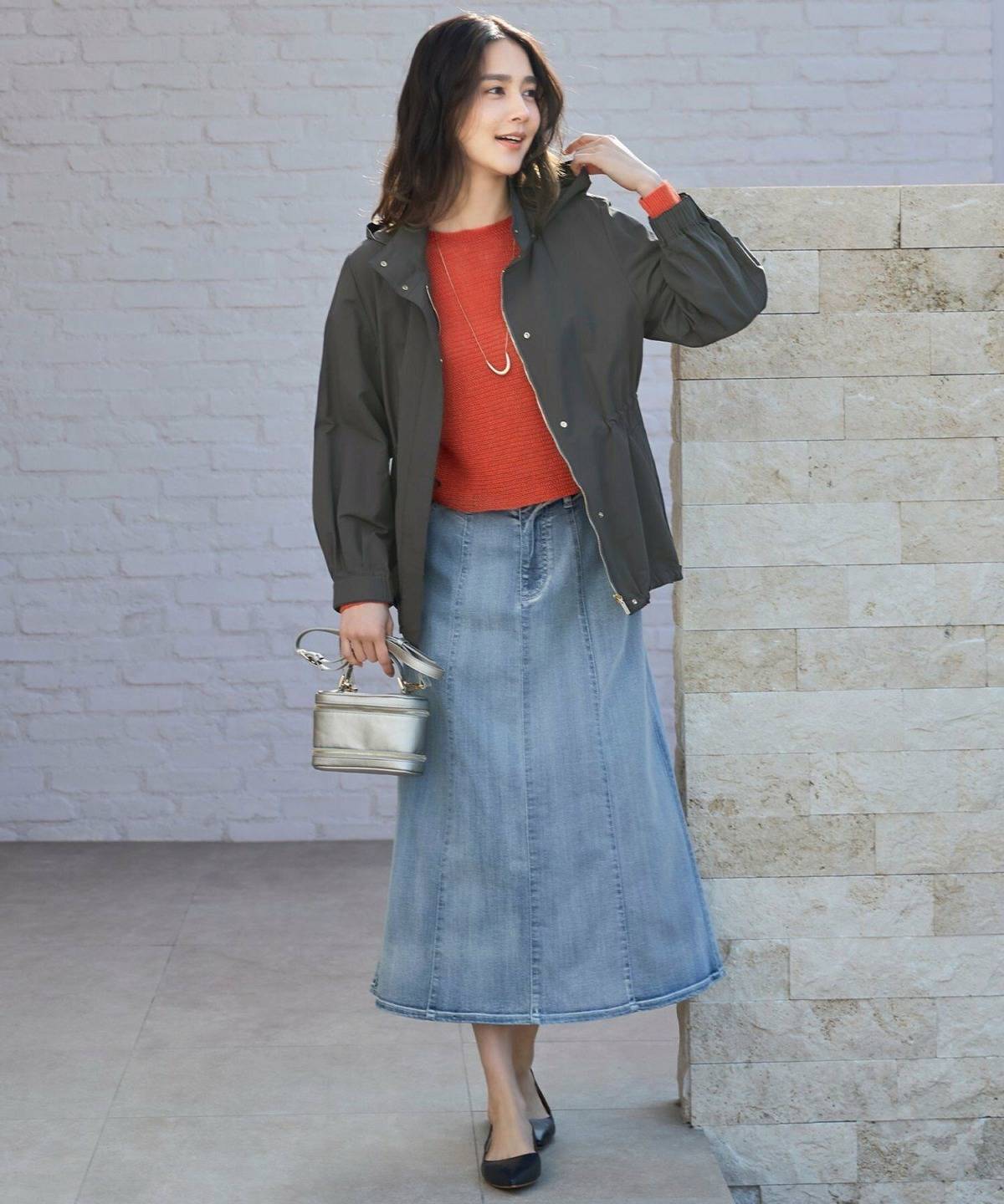 オレンジニットの秋冬コーデ デニムスカート