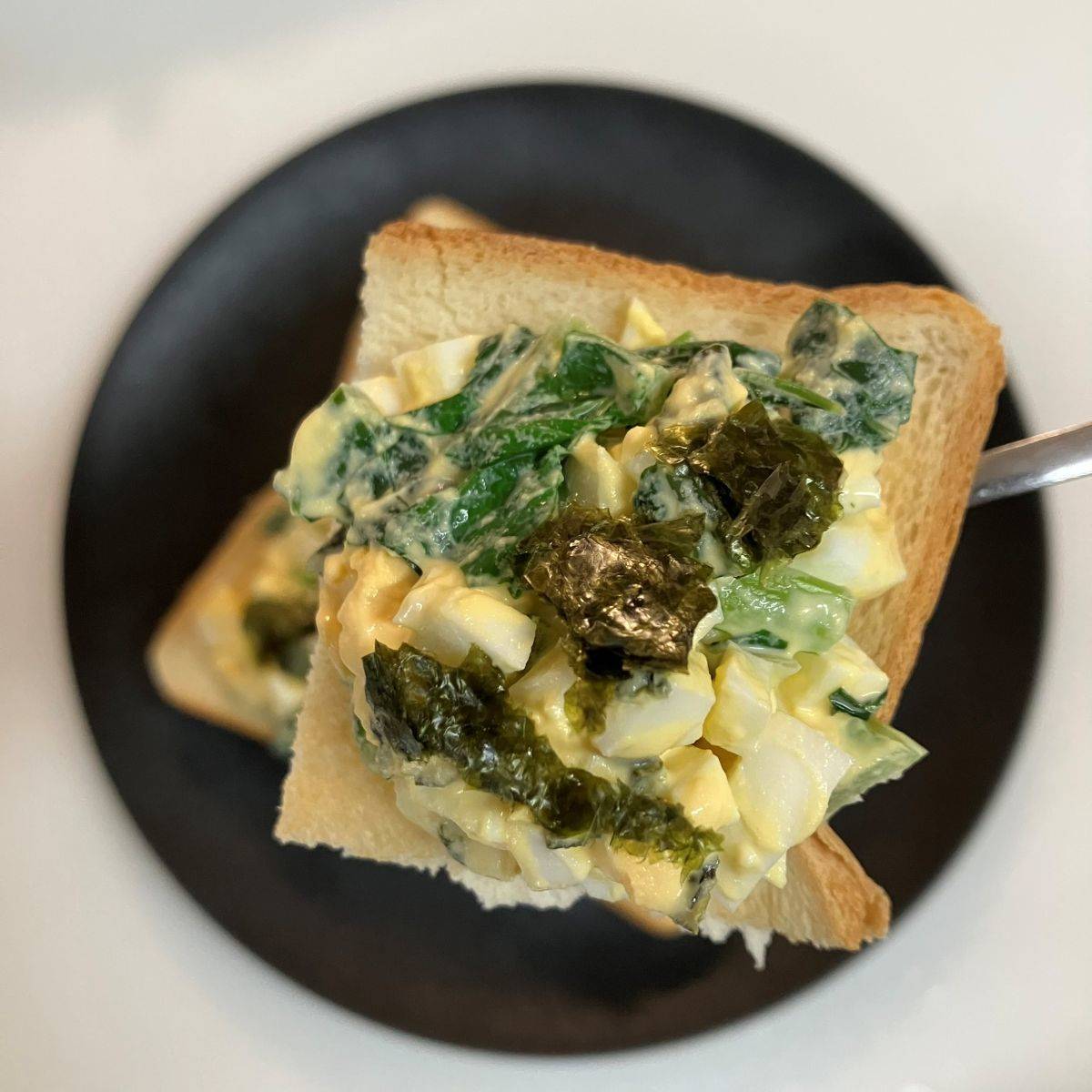 JAグループ公式の「小松菜とひじきのタルタルトースト」のレシピ