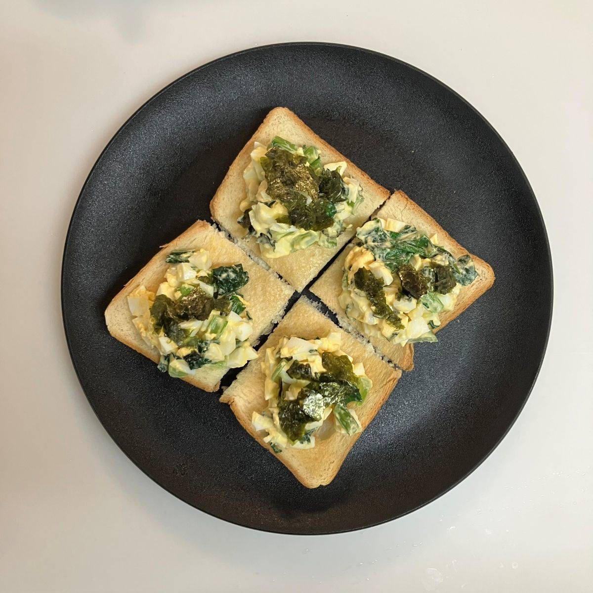 JAグループ公式の「小松菜とひじきのタルタルトースト」のレシピ