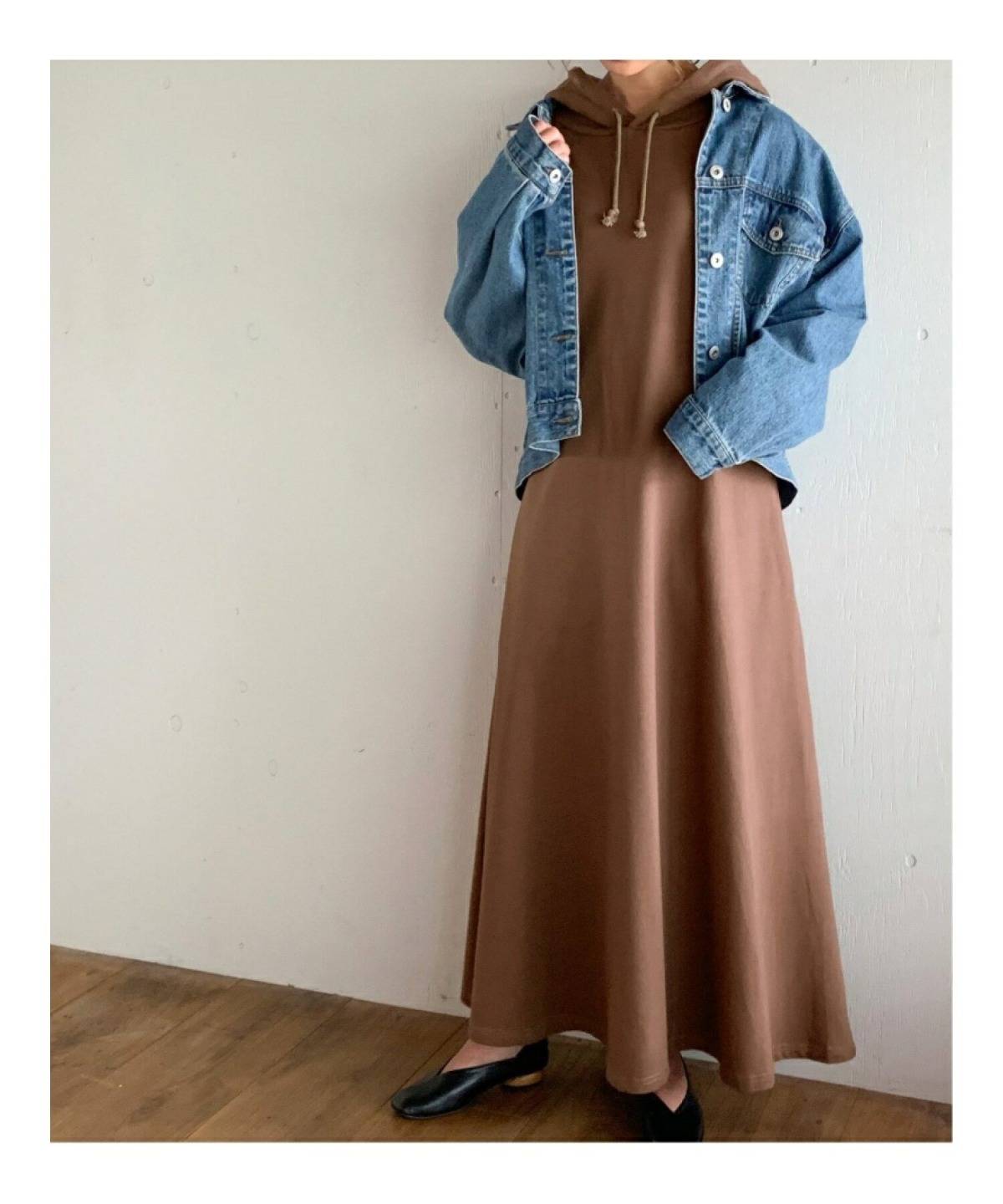 パーカーワンピース×デニムジャケット 30代向けお花見