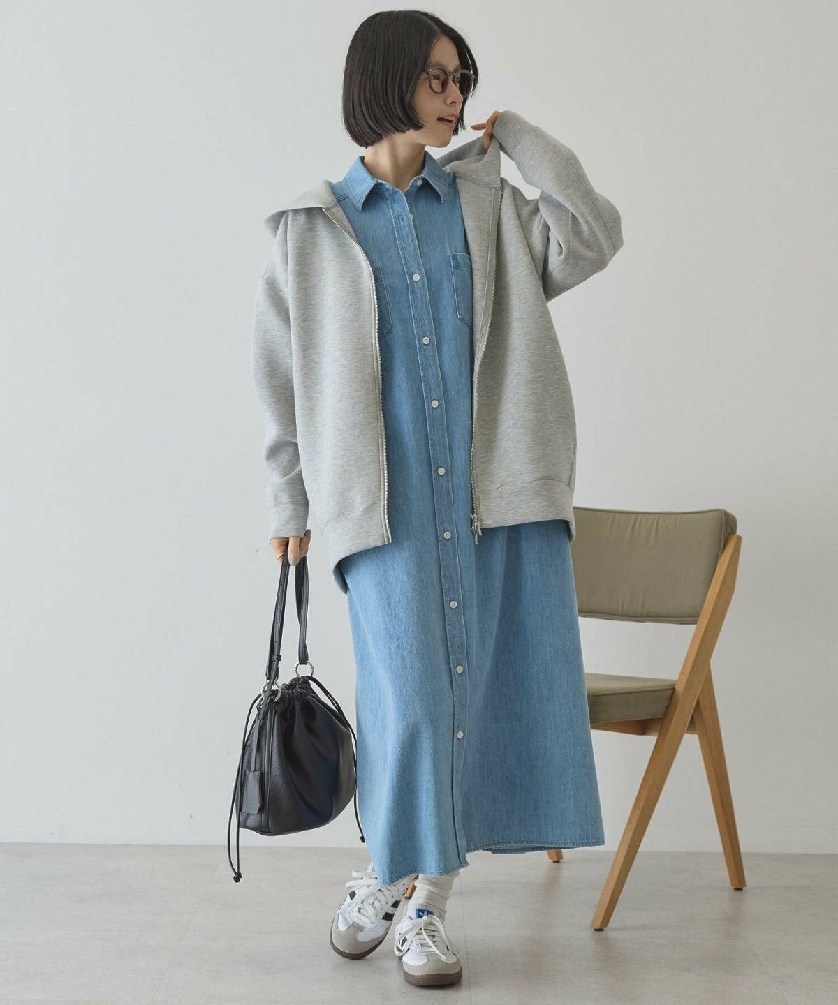 デニムシャツワンピース×パーカー 30代向けお花見コーデ