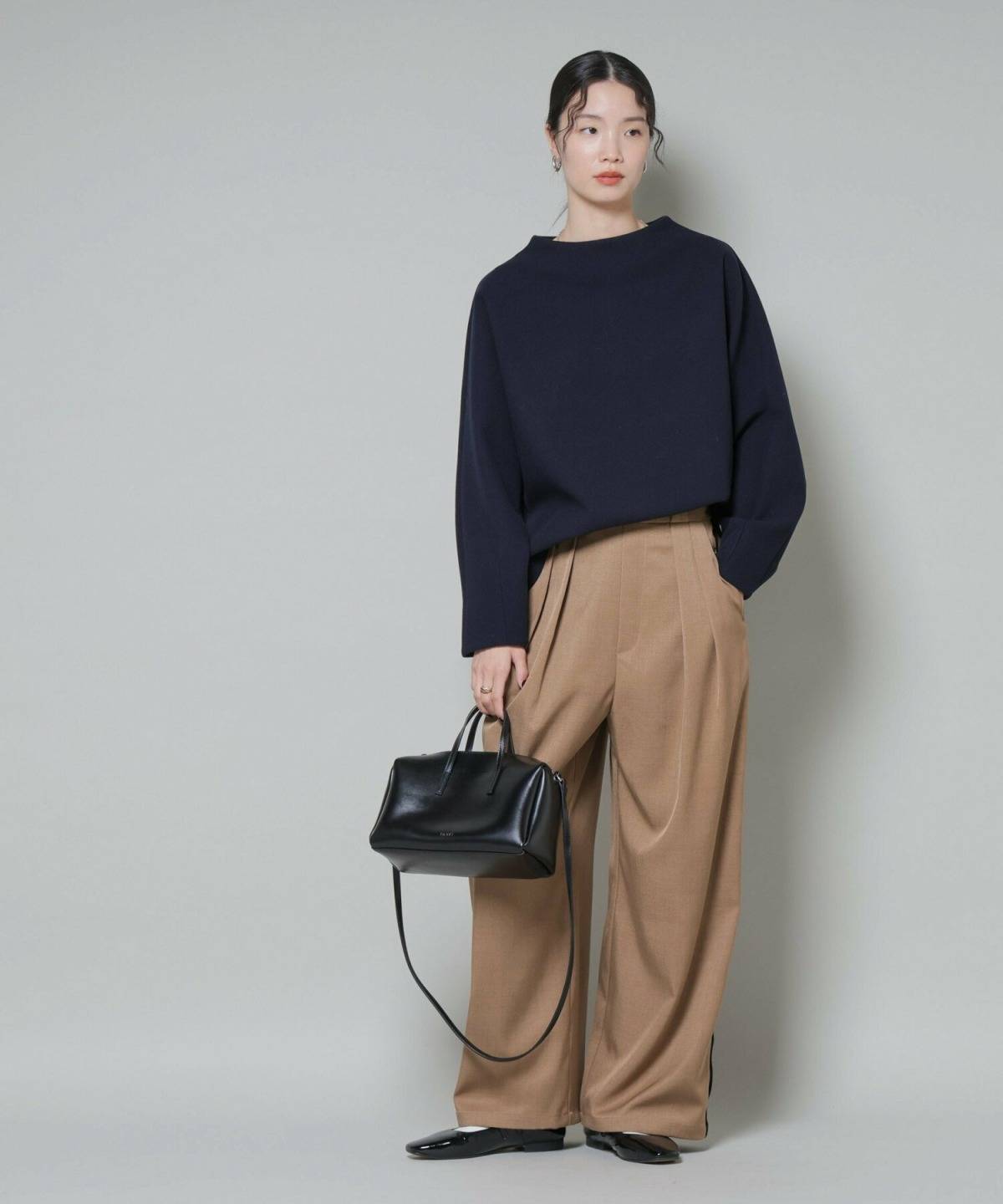 40代向けお花見コーデ バレエシューズ タックパンツ ニット