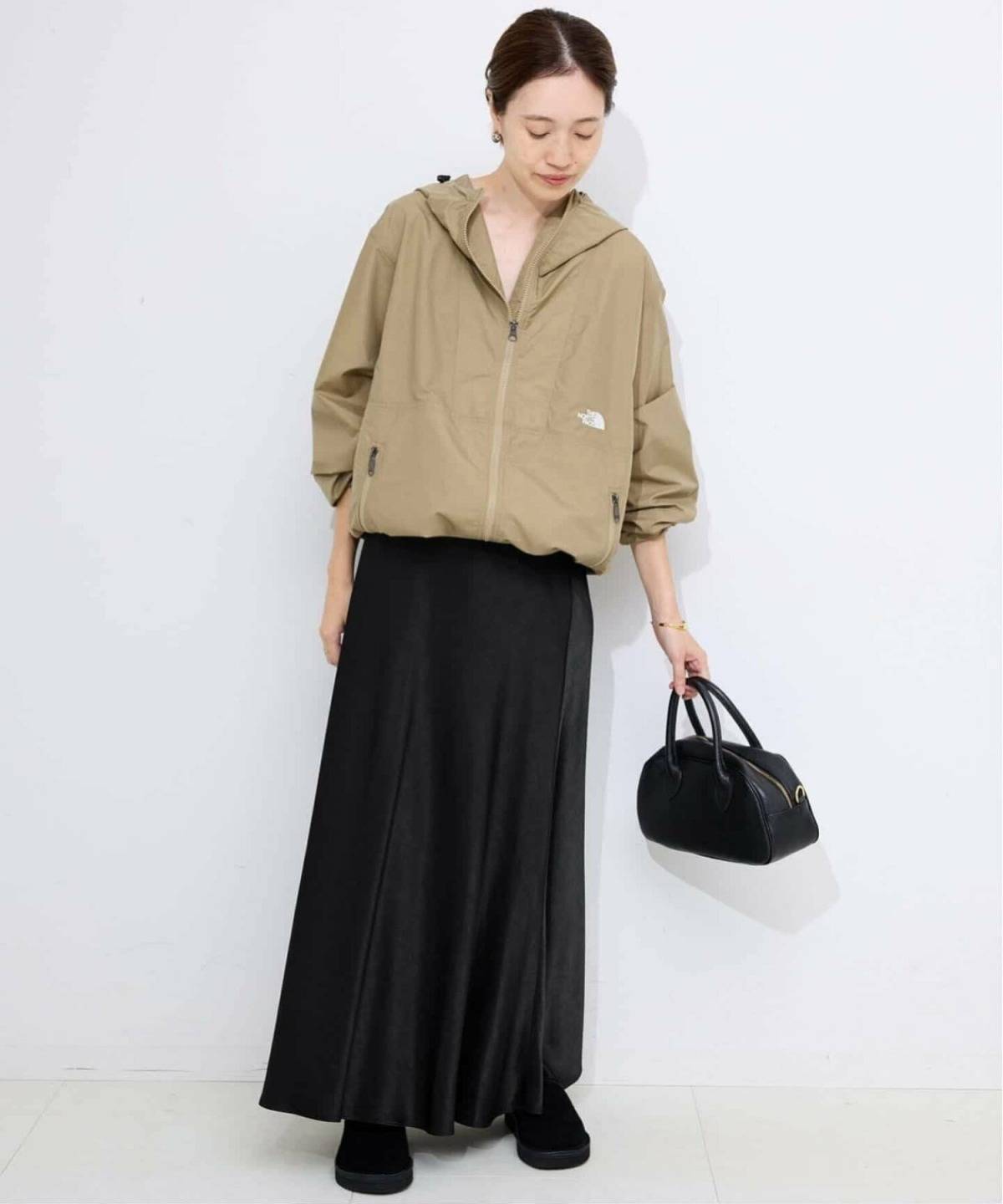 40代向けお花見コーデ サテンスカート マウンテンパーカー