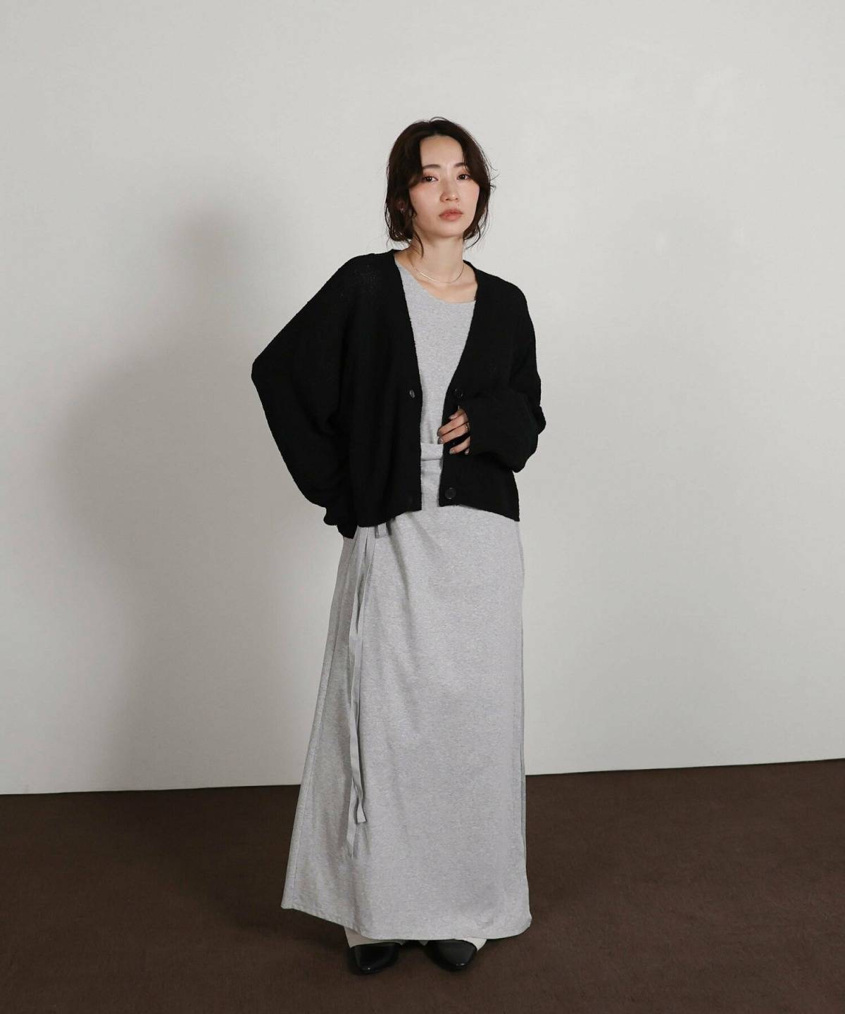 40代向けお花見コーデ 黒のカーディガン ワンピース