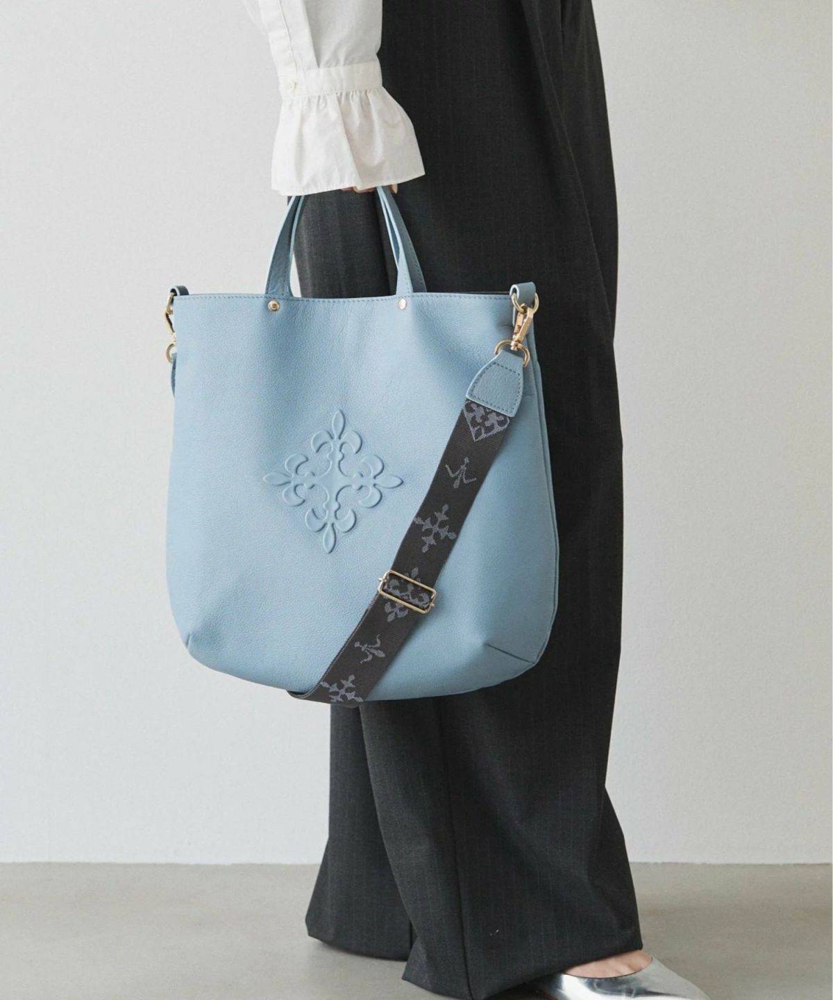 russet スリム2WAYトートバッグ <エンボスモノグラム>