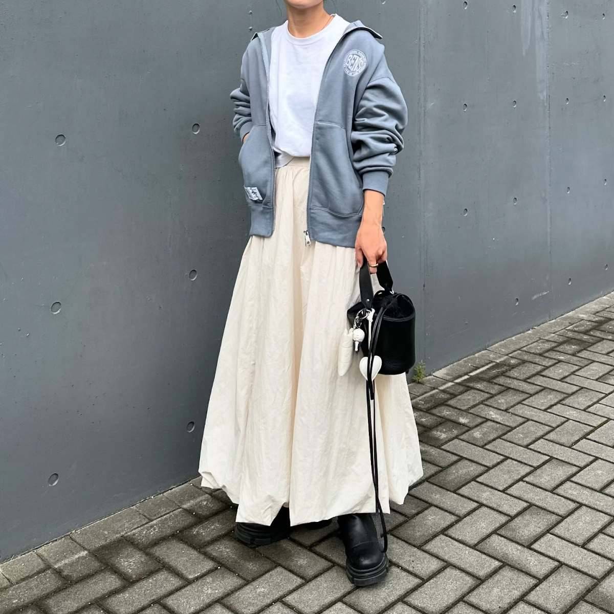 白のフレアスカートを合わせる♡