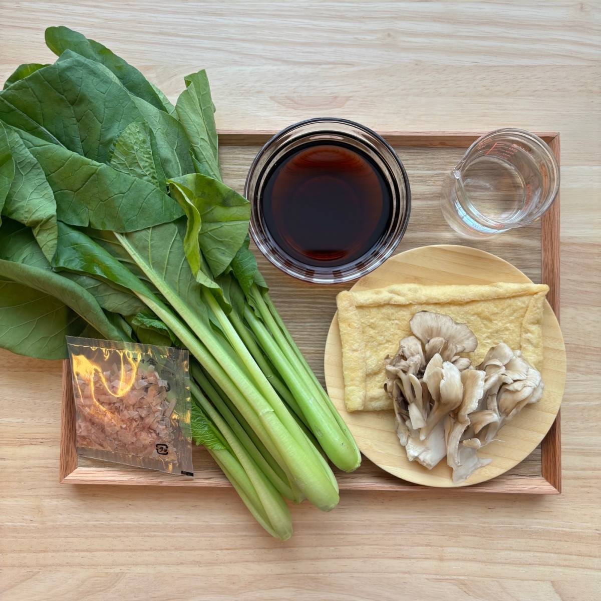 ヤマキ公式の「レンジで作る小松菜と油揚げの煮浸し」のレシピ