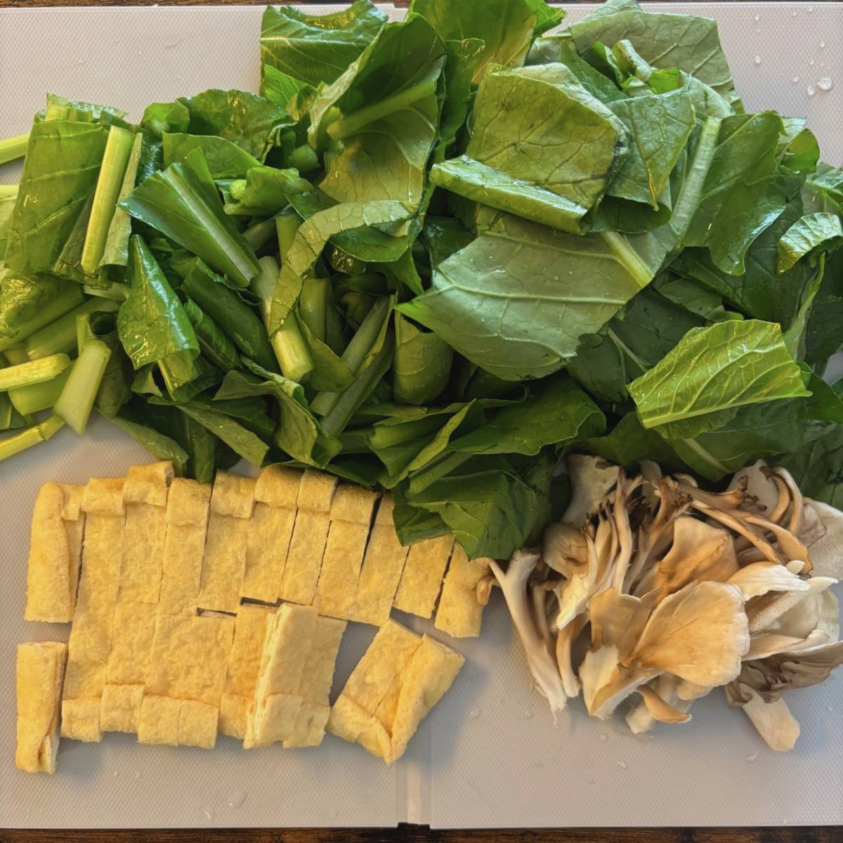 ヤマキ公式の「レンジで作る小松菜と油揚げの煮浸し」のレシピ