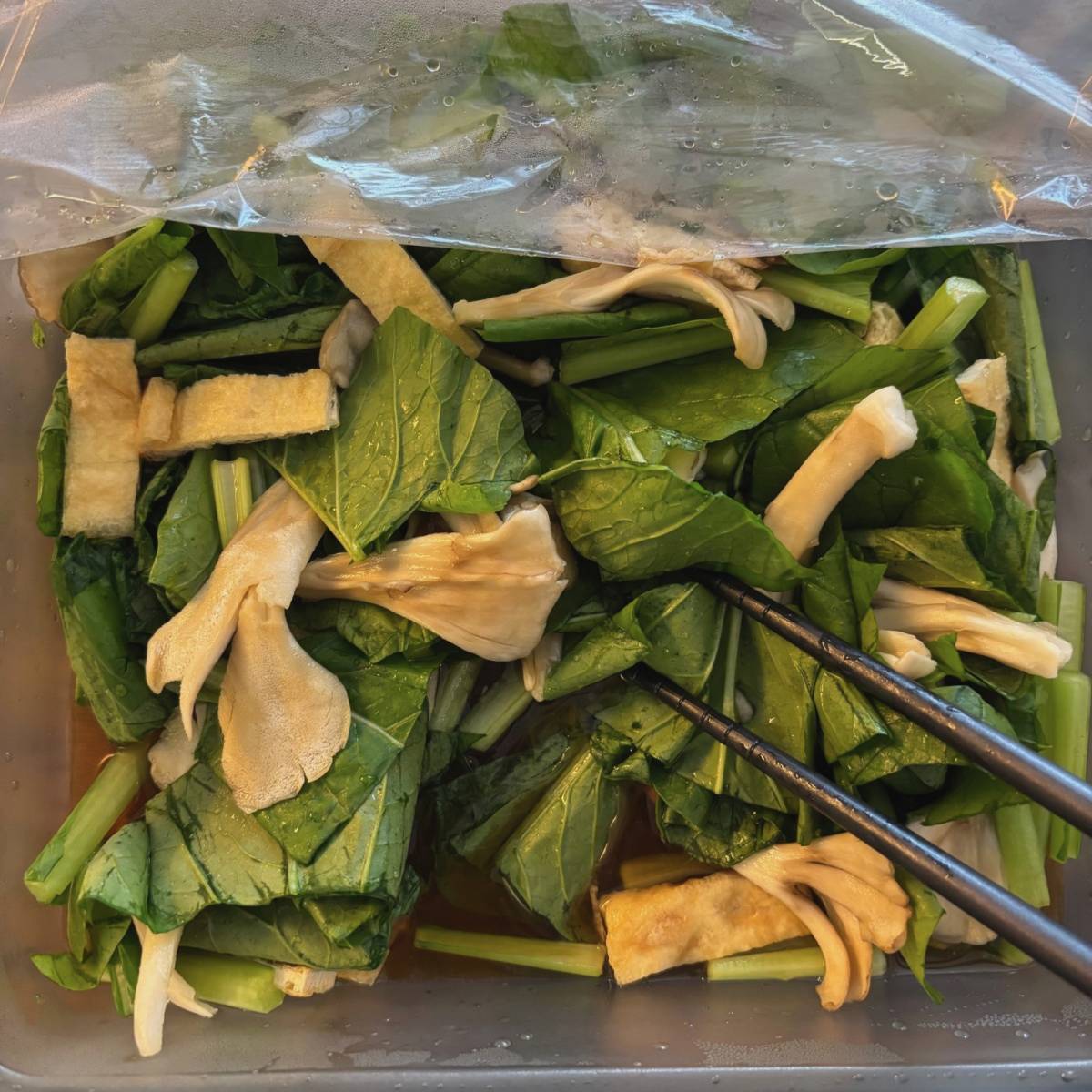 ヤマキ公式の「レンジで作る小松菜と油揚げの煮浸し」のレシピ