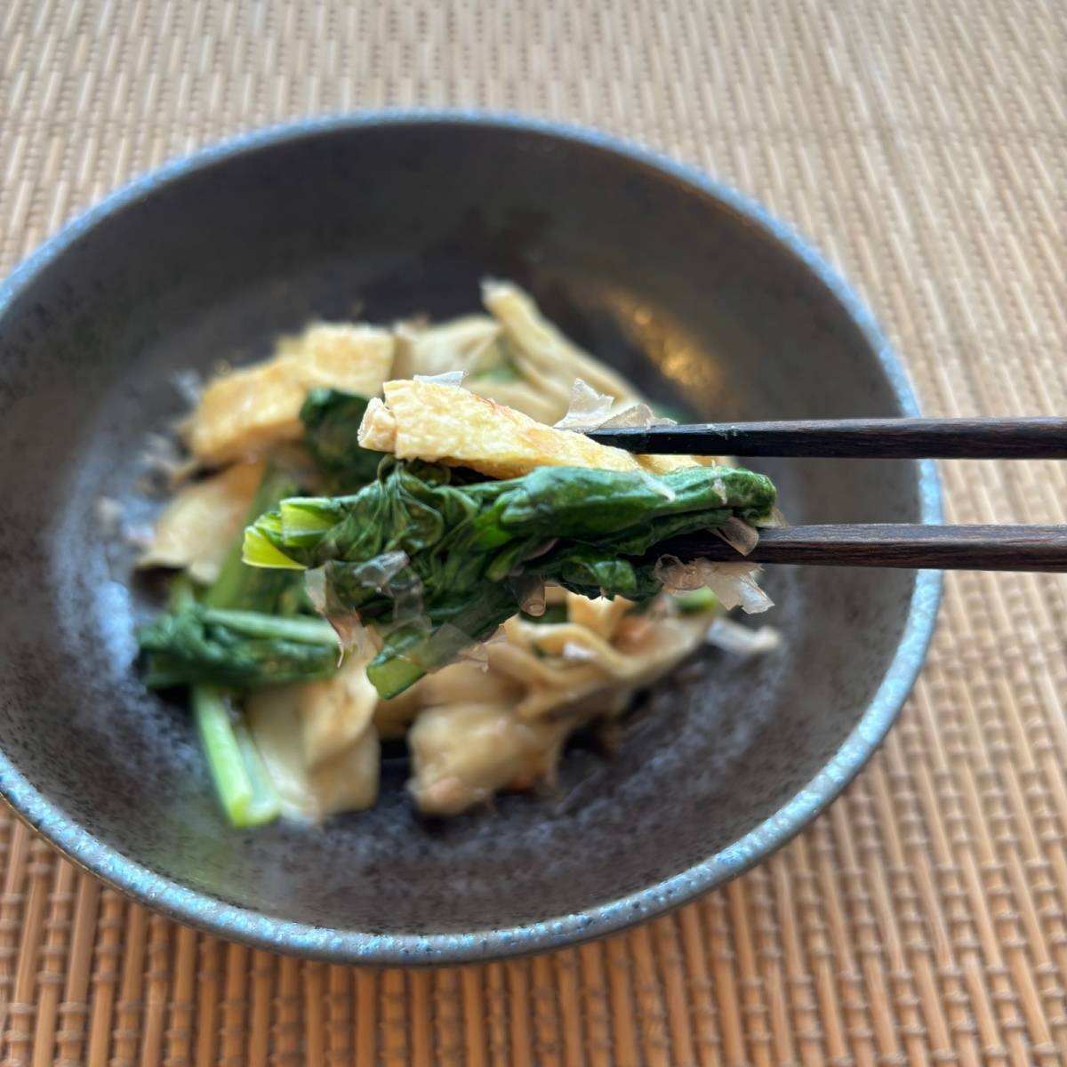 ヤマキ公式の「レンジで作る小松菜と油揚げの煮浸し」のレシピ