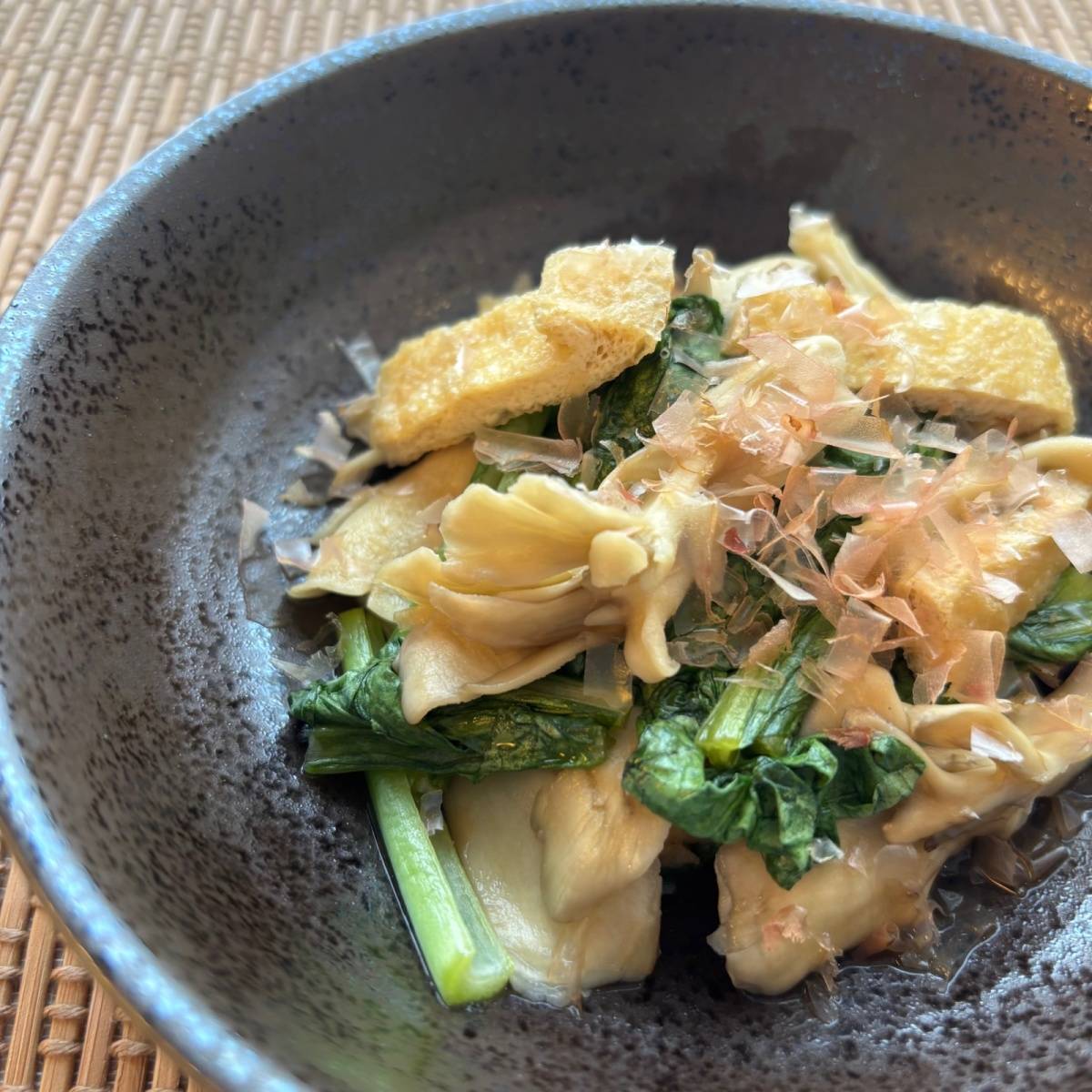 ヤマキ公式の「レンジで作る小松菜と油揚げの煮浸し」のレシピ