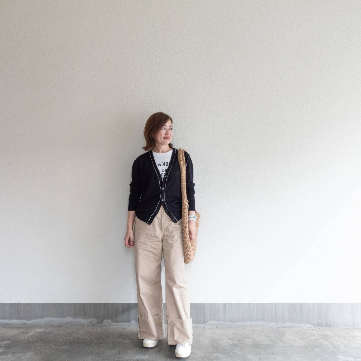 ロゴTシャツの上に羽織る！