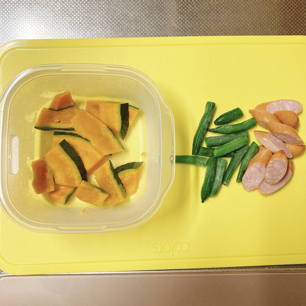 マルちゃん公式の「かぼちゃとベーコンのカレー風味焼そば」のレシピ