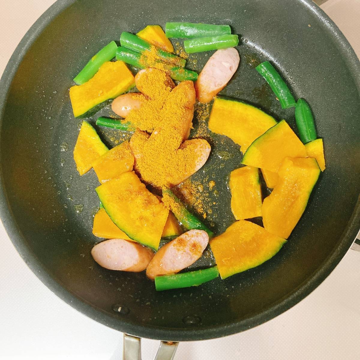 マルちゃん公式の「かぼちゃとベーコンのカレー風味焼そば」のレシピ