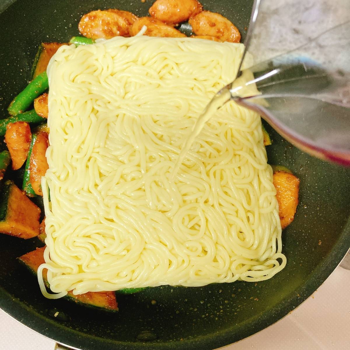 マルちゃん公式の「かぼちゃとベーコンのカレー風味焼そば」のレシピ