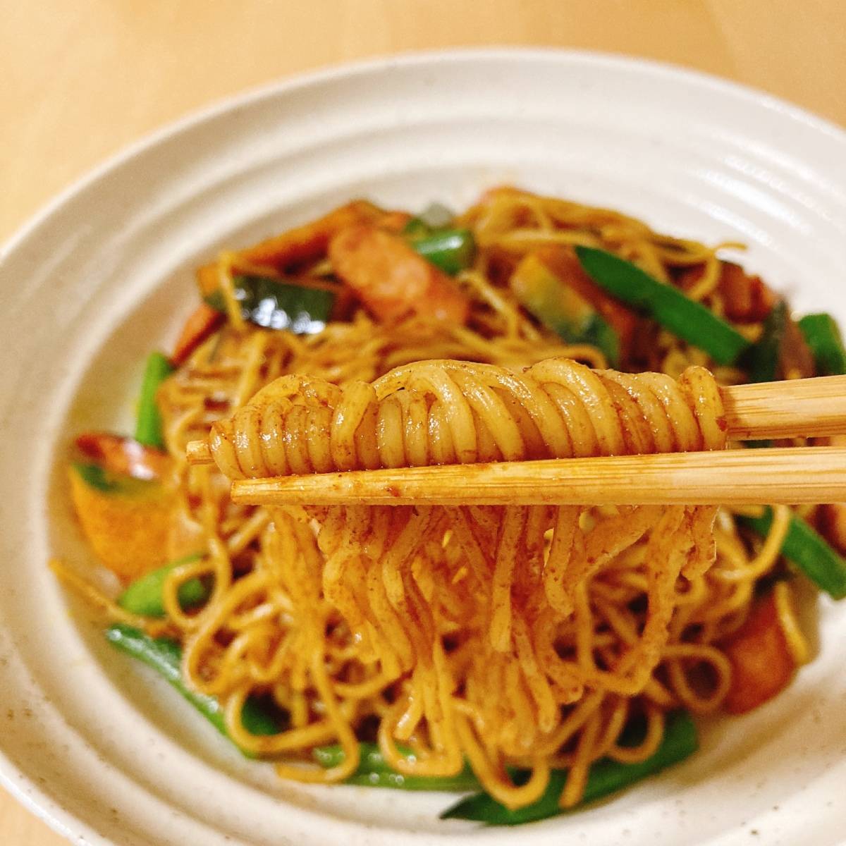 マルちゃん公式の「かぼちゃとベーコンのカレー風味焼そば」のレシピ