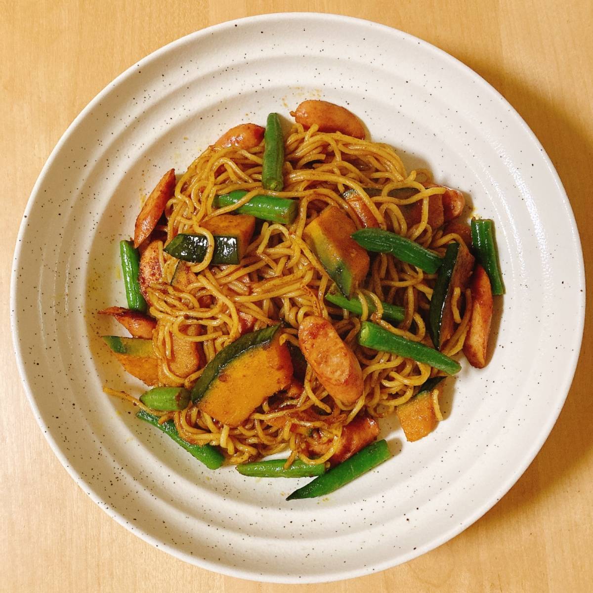 マルちゃん公式の「かぼちゃとベーコンのカレー風味焼そば」のレシピ