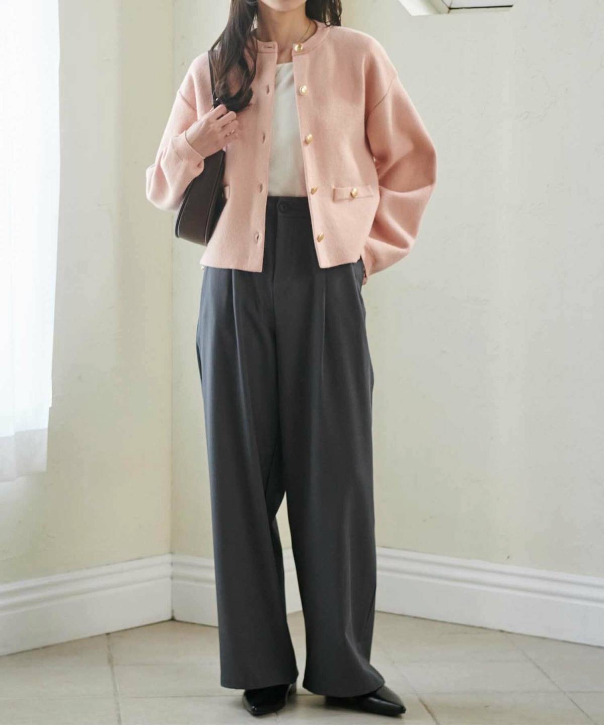 ピンクベージュの服のおすすめコーデ 黒パンツ