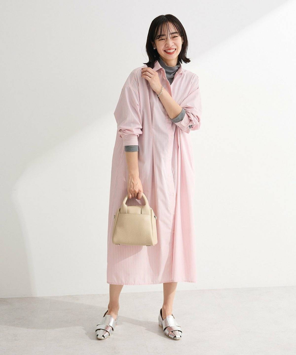 ピンクベージュの服のおすすめコーデ シャツワンピース