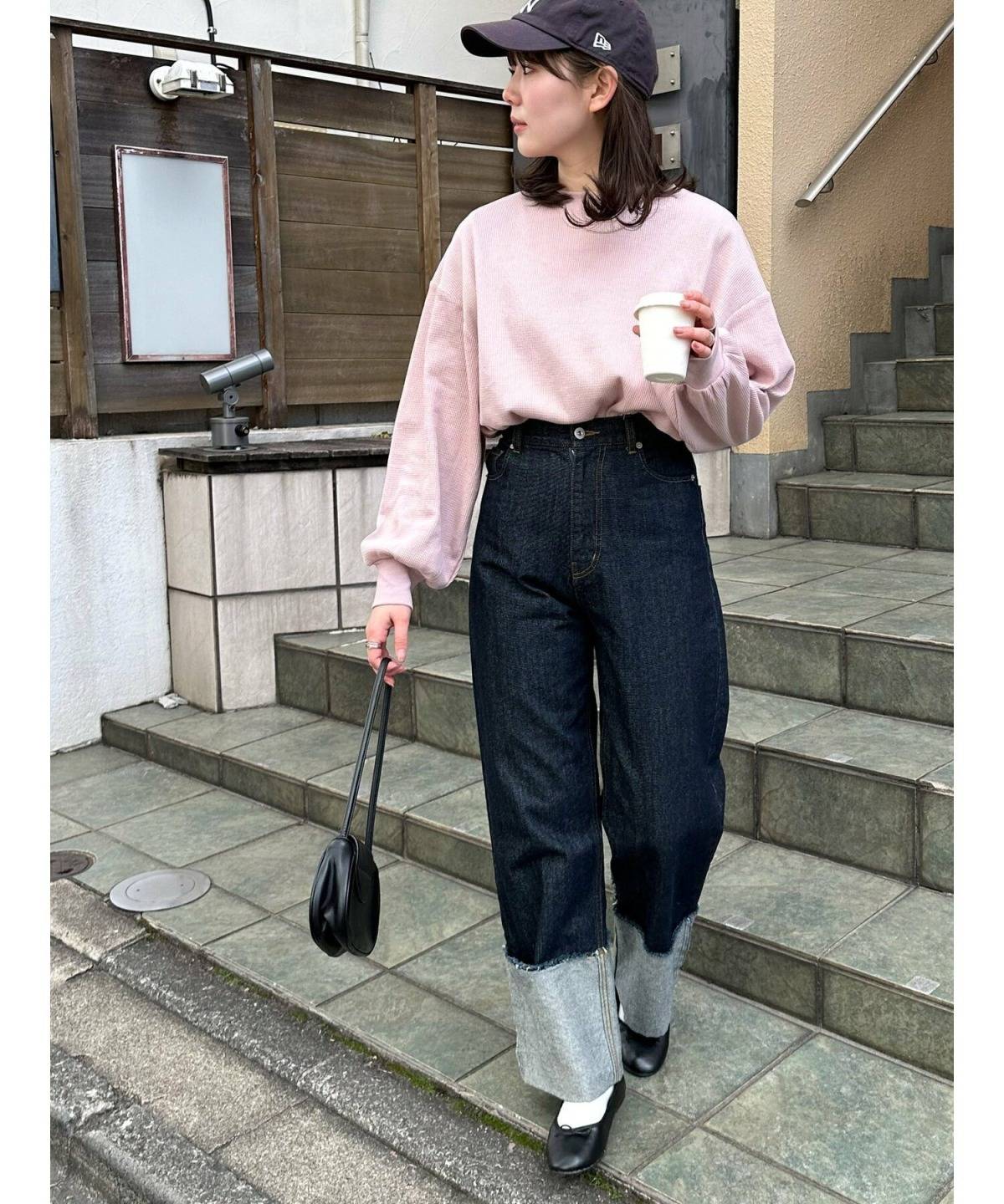 ピンクベージュの服のおすすめコーデ デニム