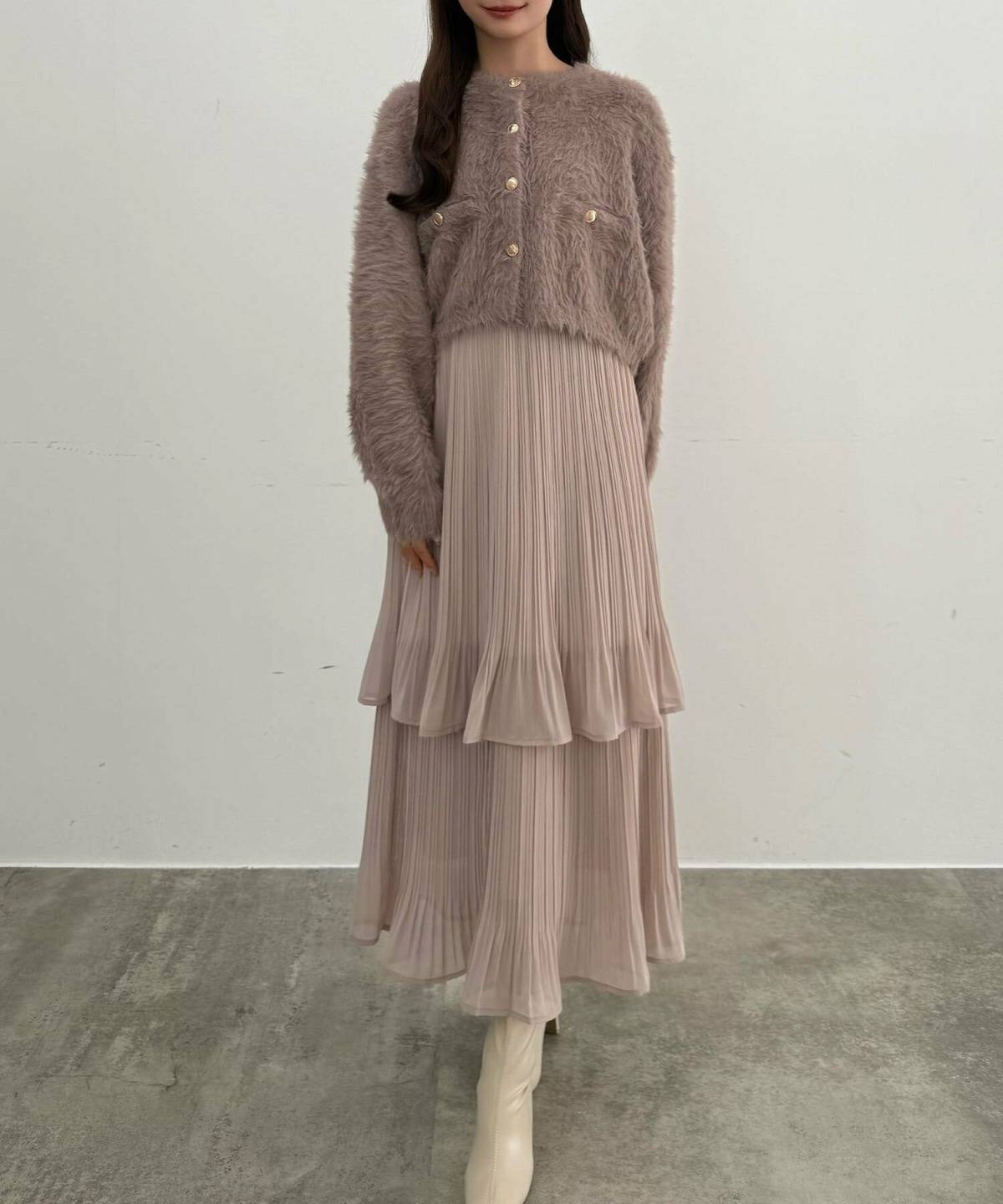 ピンクベージュの服のおすすめコーデ プリーツスカート