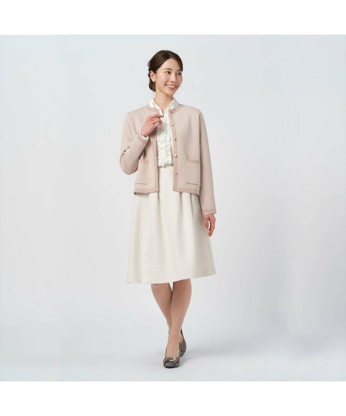 ピンクベージュの服のおすすめコーデ ジャケット 白のフレアスカート