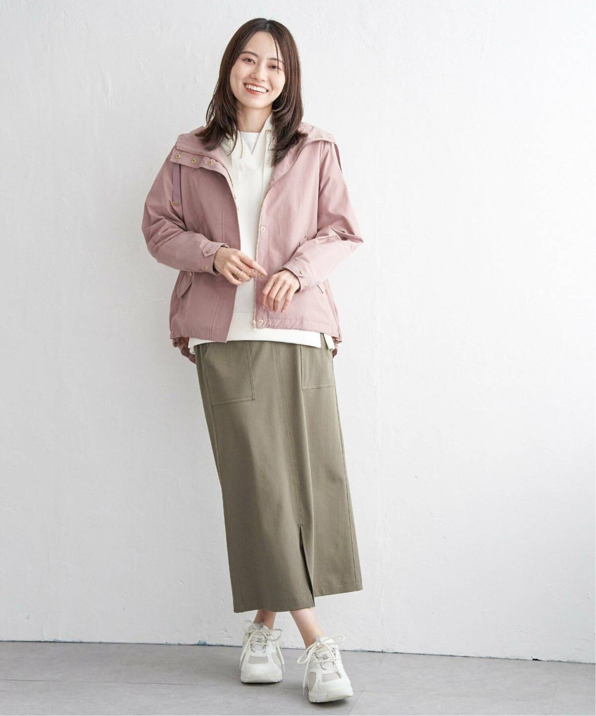 ピンクベージュの服のおすすめコーデ カーキスカート