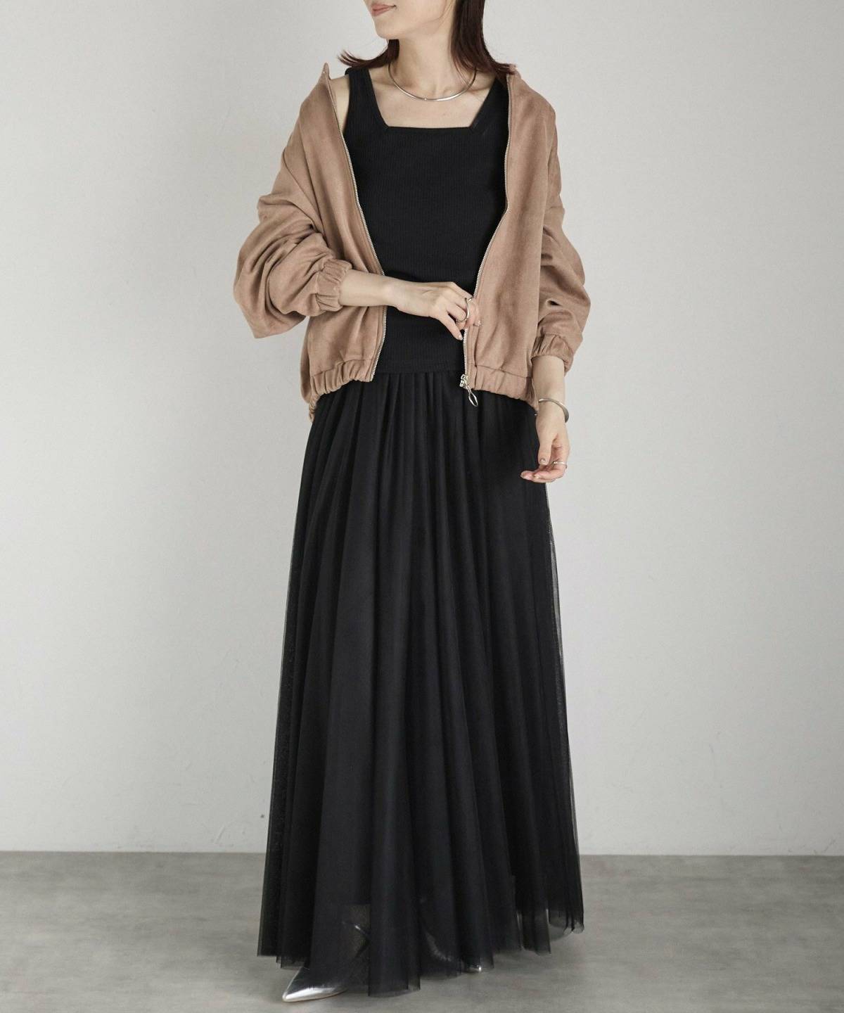 ピンクベージュの服のおすすめコーデ 黒ワンピース