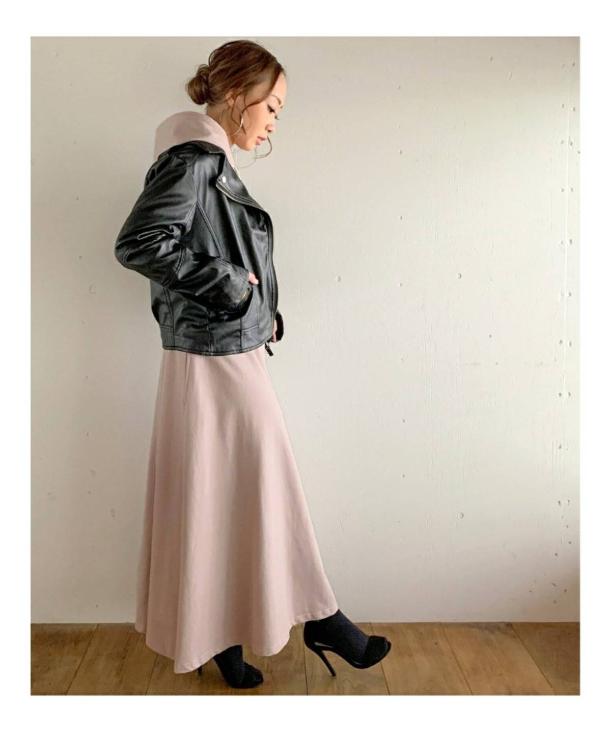 ピンクベージュの服のおすすめコーデ ライダースジャケット