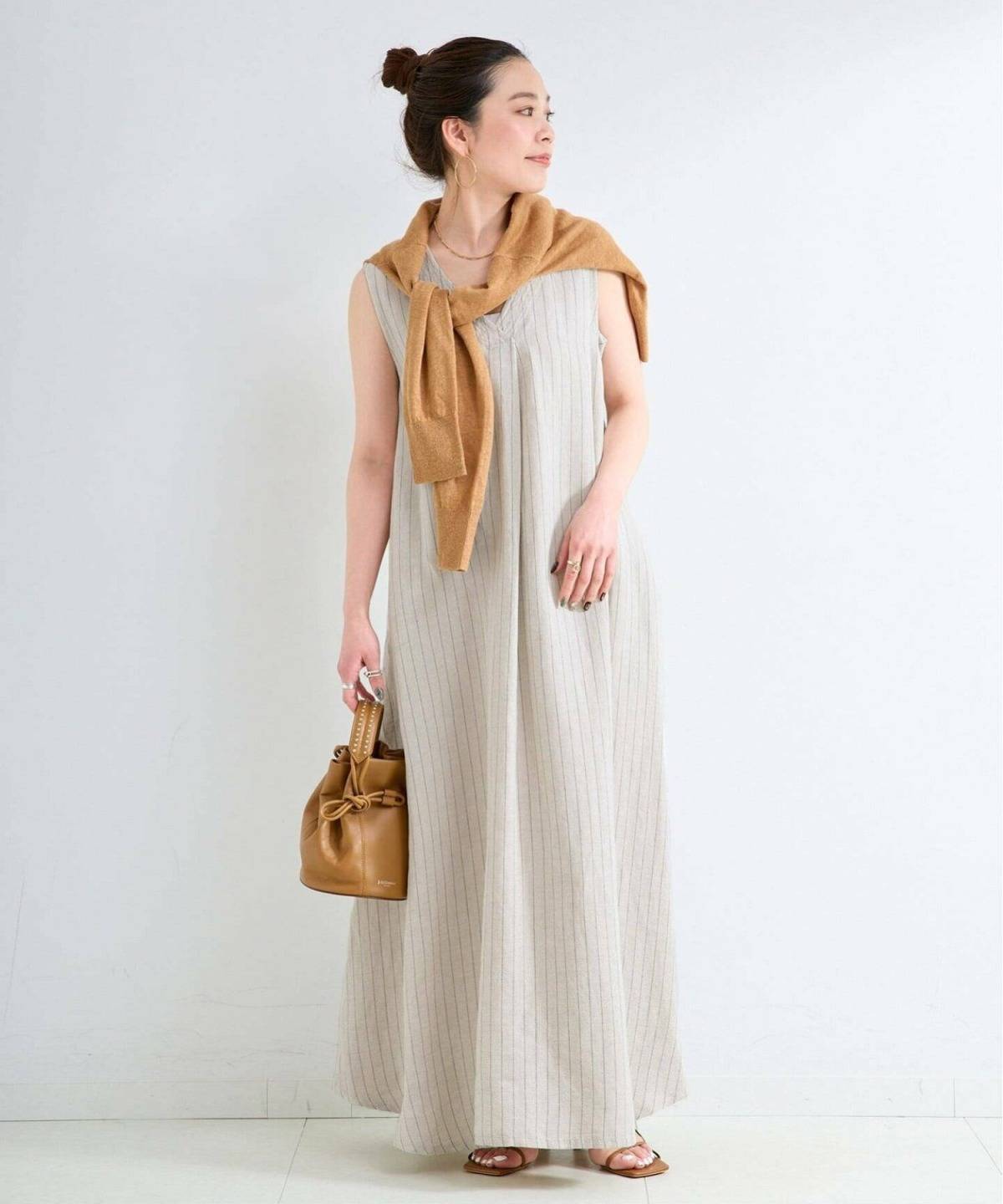 ベージュのカーディガンを使った夏コーデ ベージュワンピース